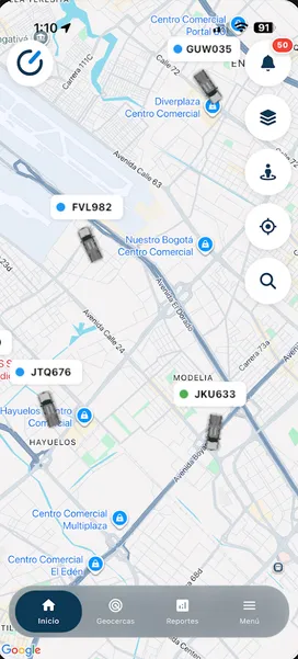 Pantalla de la app onTracker mostrando varios vehículos sobre el mapa, cada uno con su placa