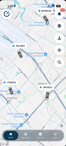 Mapa de la app con cuatro vehículos y sus placas